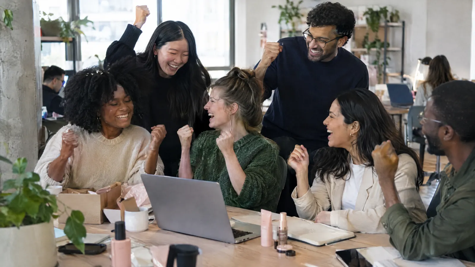 El equipo de comercio electrónico de una marca de cosméticos celebrando