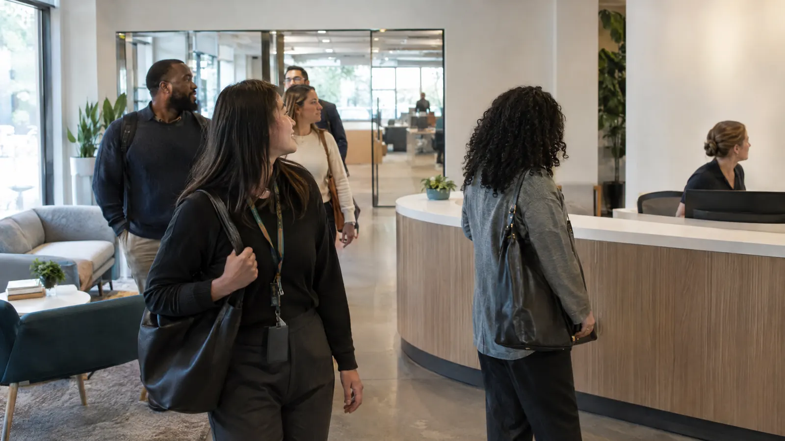 Empleados estrenando la oficina renovada de su empresa