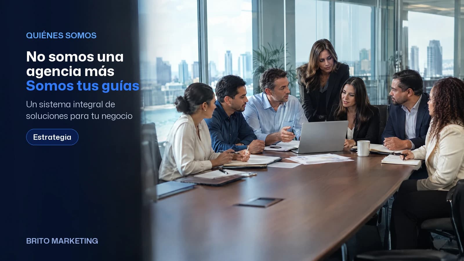 Portada con foto ilustrativa generada con IA: un equipo mediano y multicultural de Brito Marketing se reúne con los dueños de una empresa alrededor de una mesa en su oficina