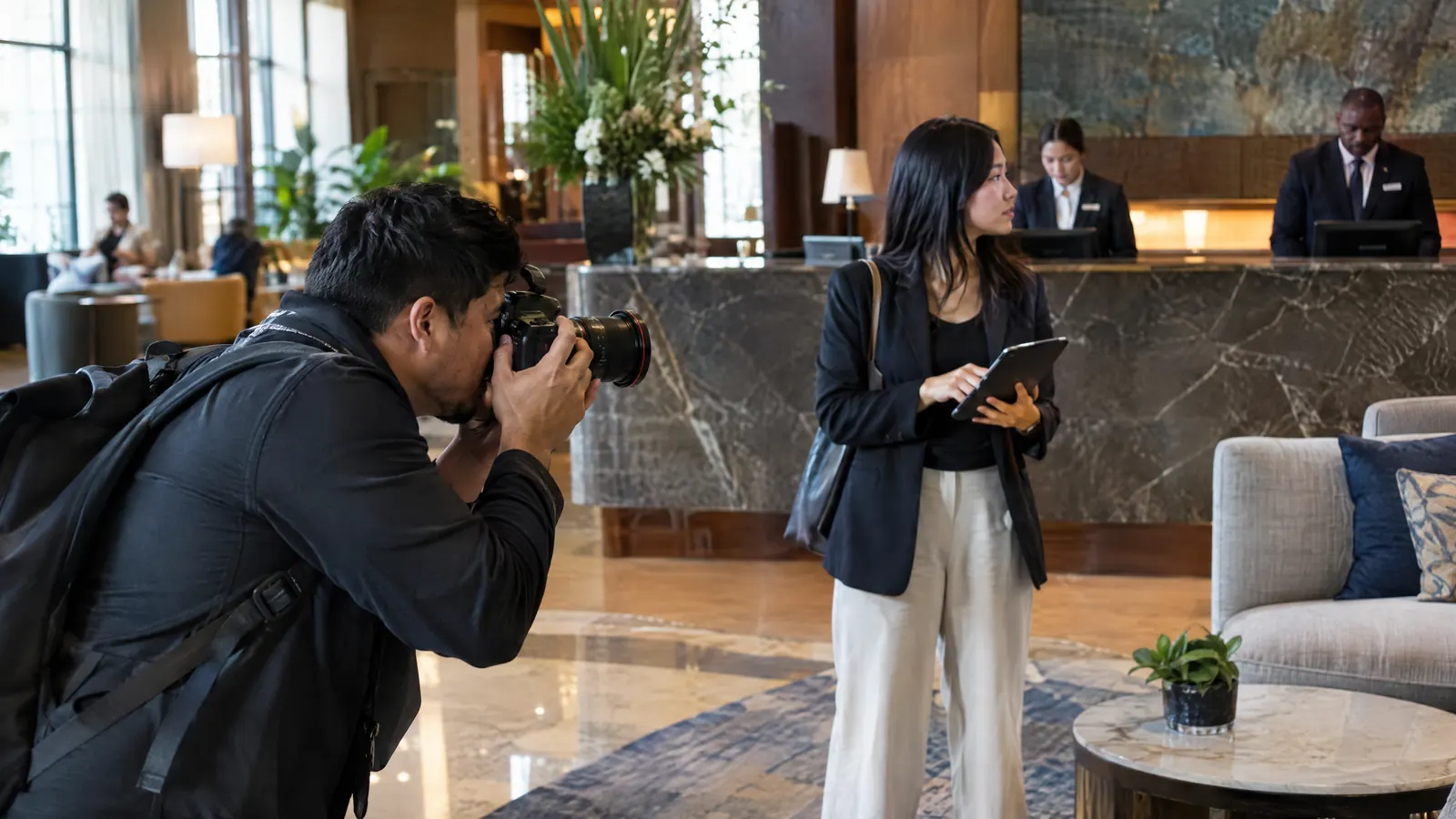 El equipo de marketing de un hotel fotografiando el lobby para redes