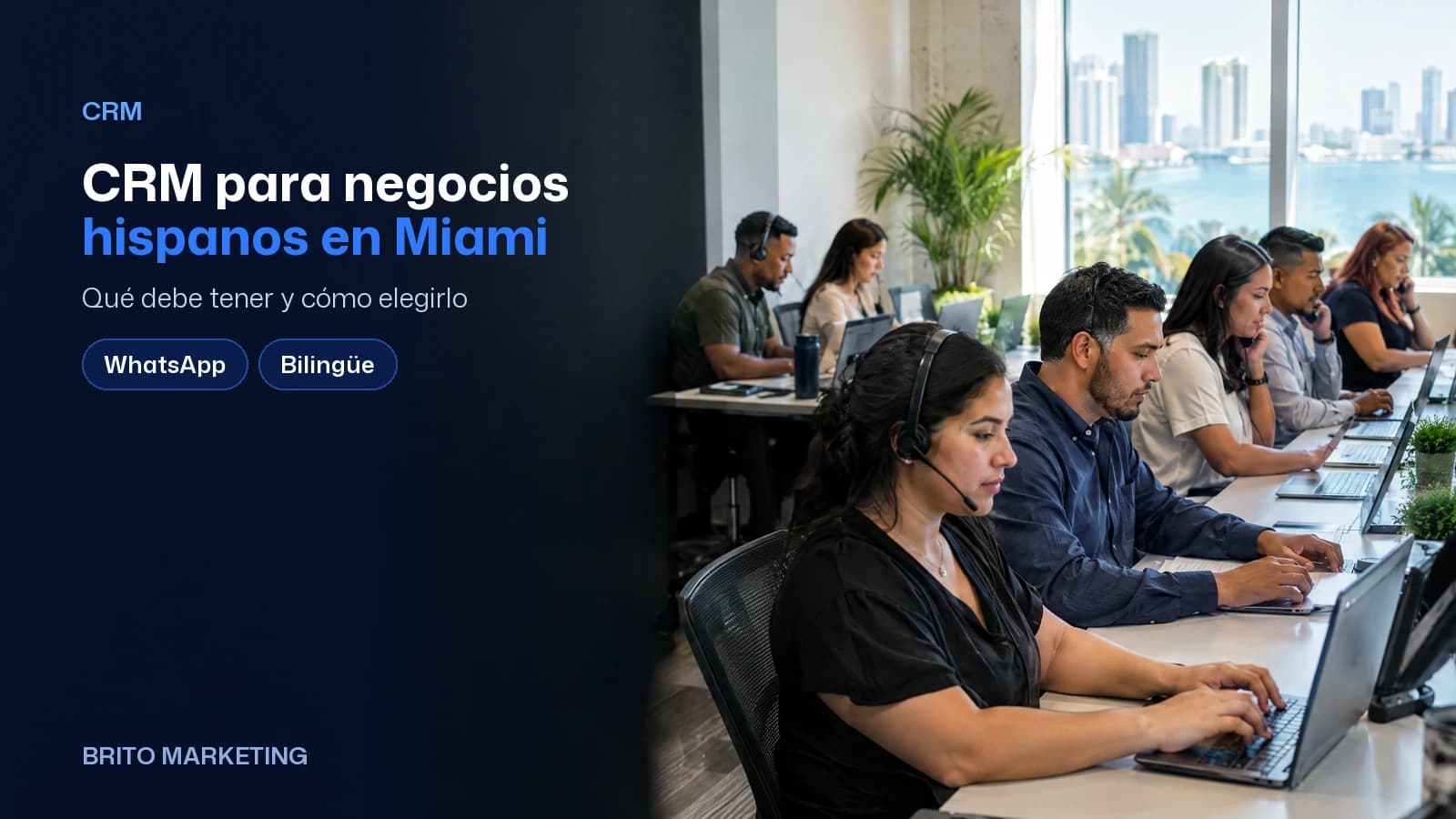 Portada con foto ilustrativa generada con IA: Foto realista generada con IA: un equipo bilingüe de ventas de siete personas trabaja con portátiles y teléfonos desenfocados. Texto: «CRM para negocios hispanos en Miami», con los temas WhatsApp, Bilingüe y Seguimiento.