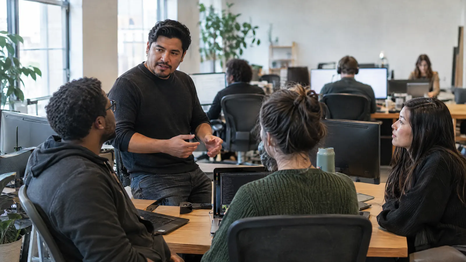 El equipo de una empresa tecnológica en crecimiento en su oficina