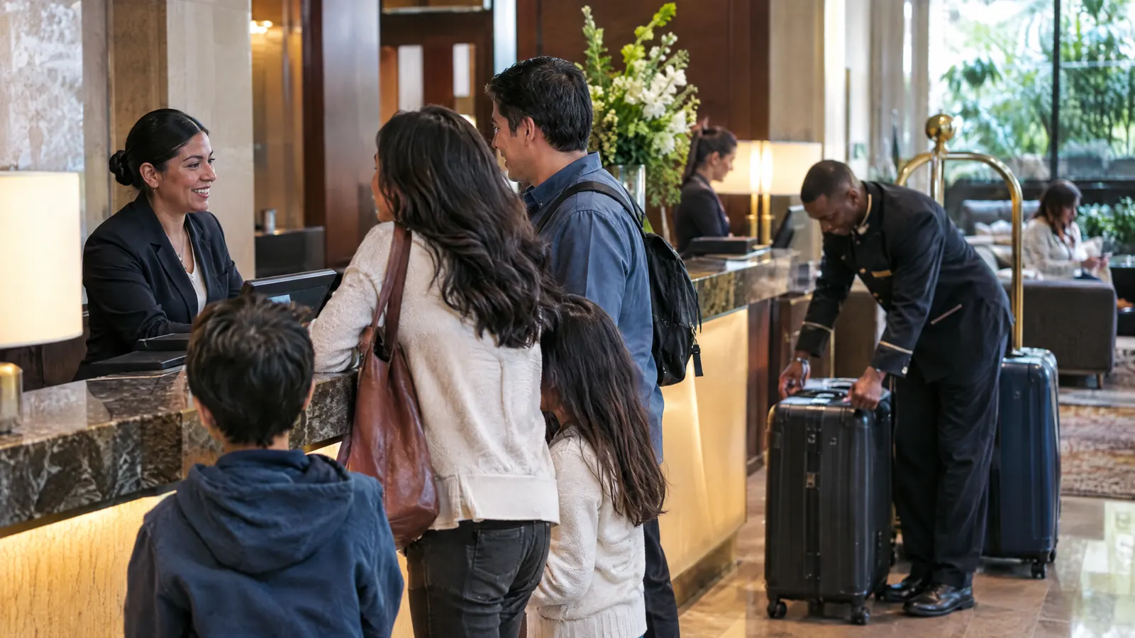 La recepción de un hotel atendiendo a sus huéspedes