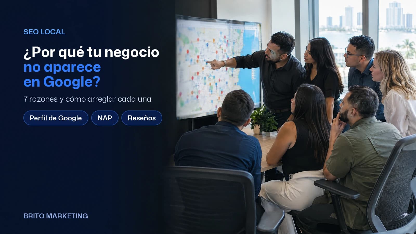 Portada con foto ilustrativa generada con IA: Foto realista generada con IA: un equipo de SEO local de siete personas mira un mapa desenfocado con marcadores en un monitor grande. Texto: «¿Por qué tu negocio no aparece en Google?», con los temas Perfil de Google, NAP y Reseñas.