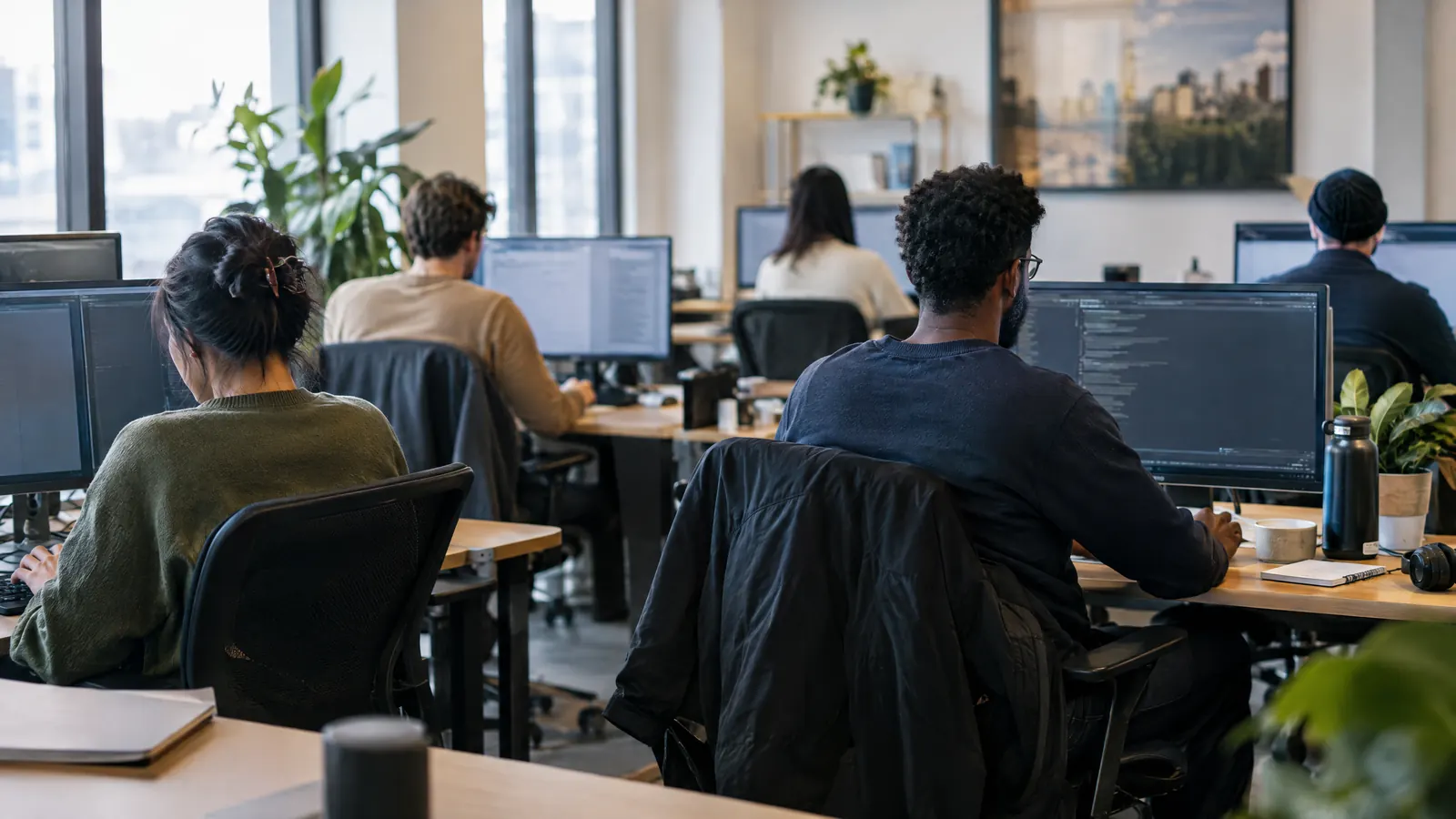 El equipo de desarrollo web de una inmobiliaria trabajando