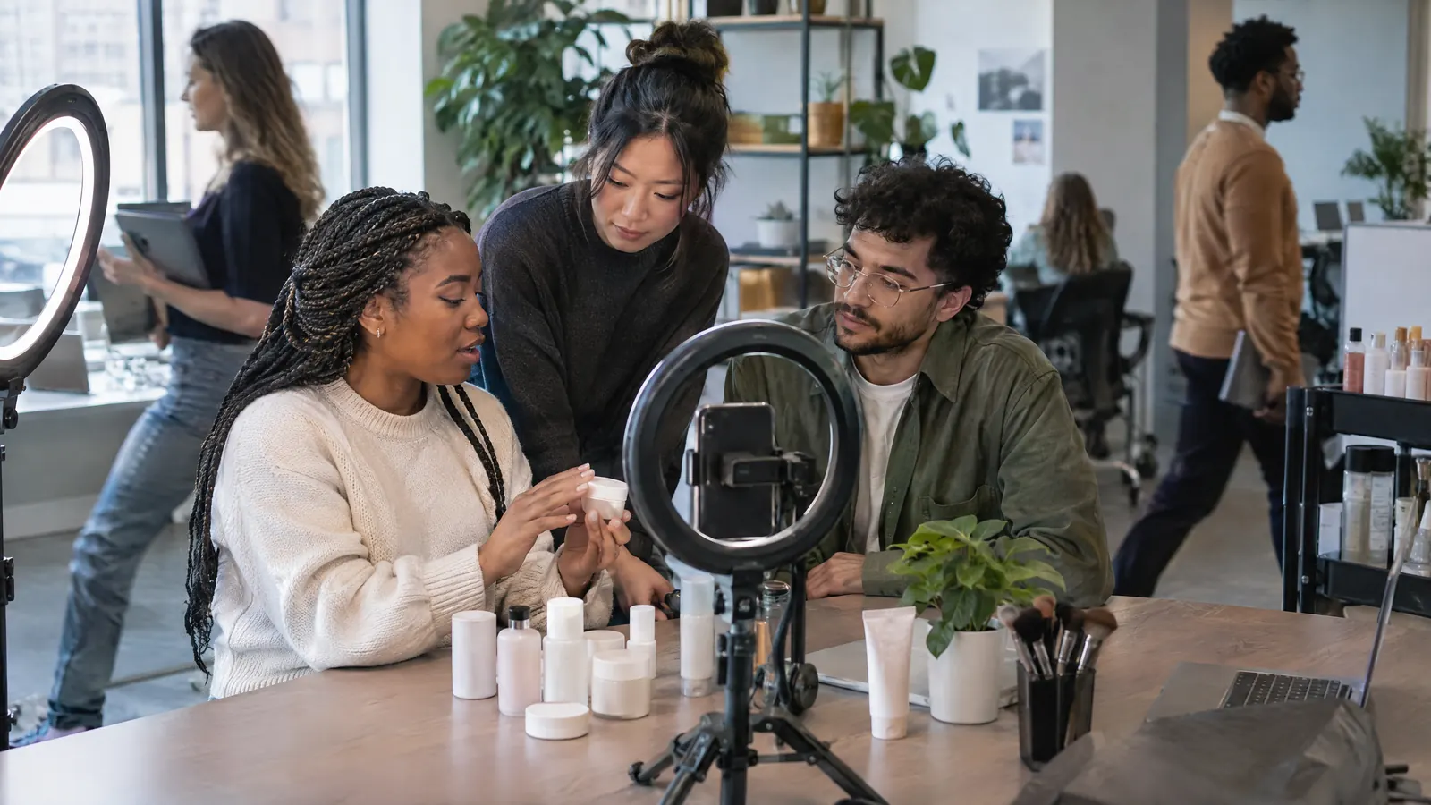 El equipo de contenido de una empresa de belleza grabando en su estudio