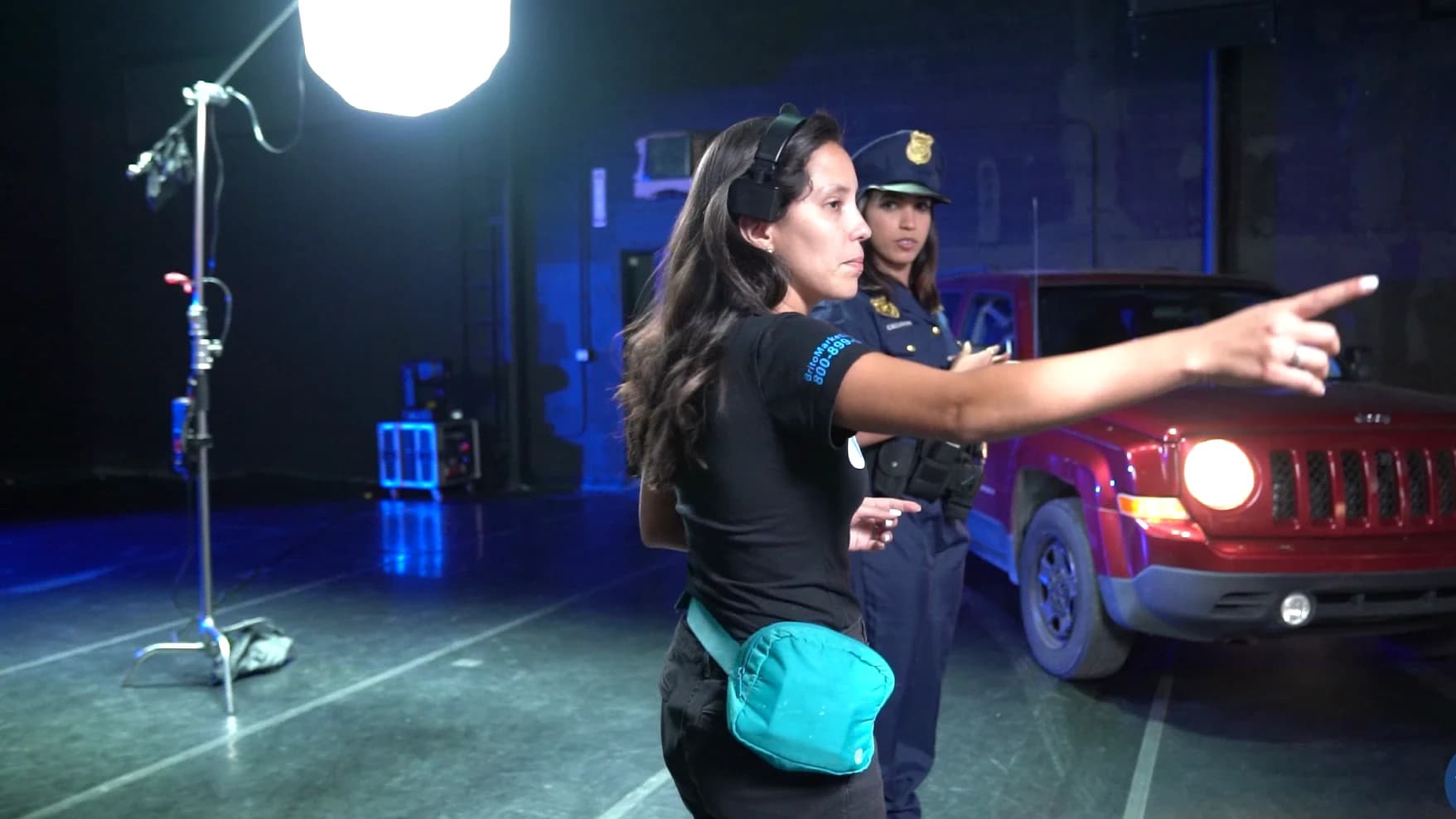 Indicaciones de dirección en el set con autos e iluminación del comercial musical de Felicetti Law Firm.