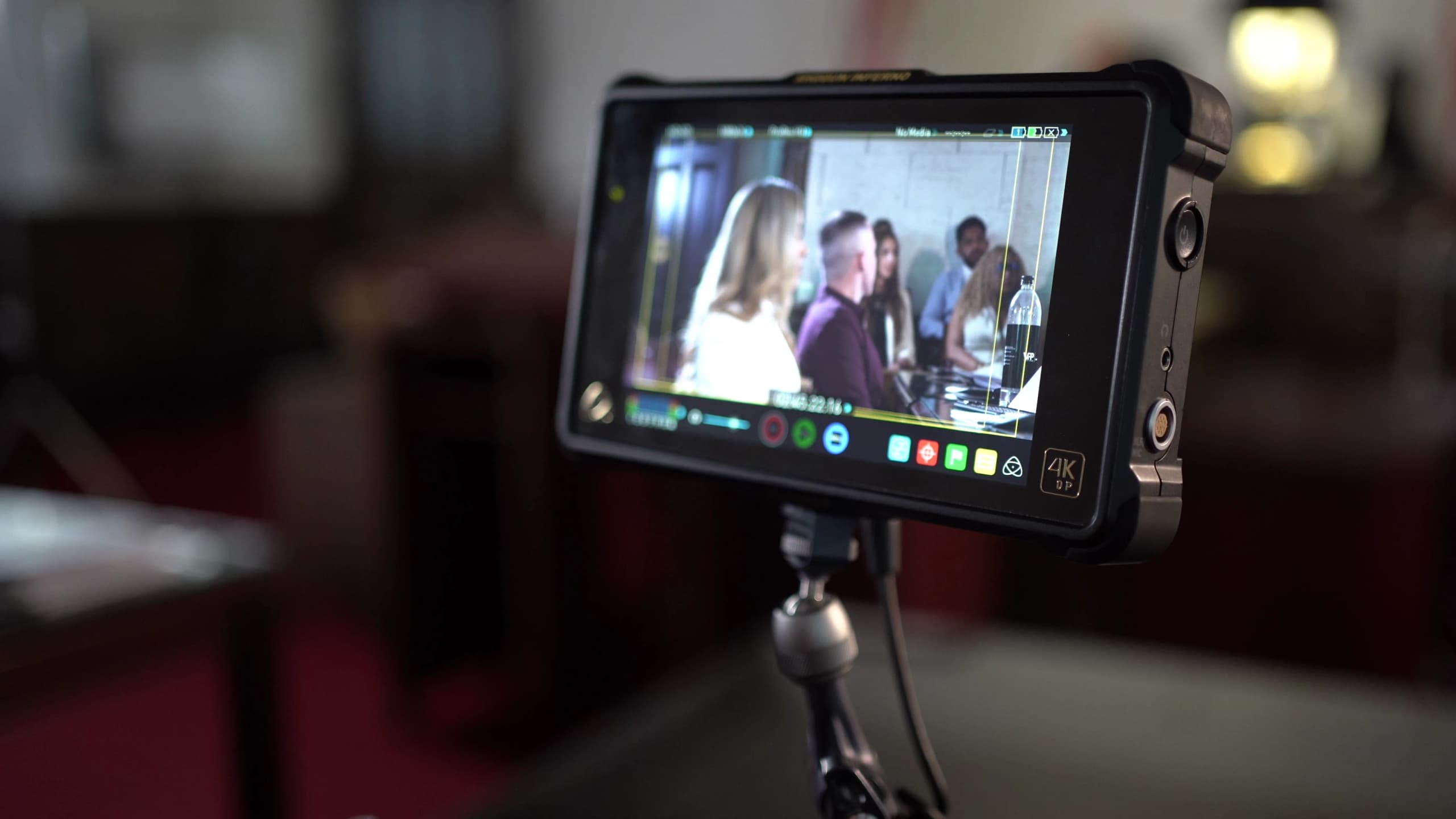 La escena en el monitor de cámara durante el rodaje del comercial de VPP Law Firm en la sala de corte.