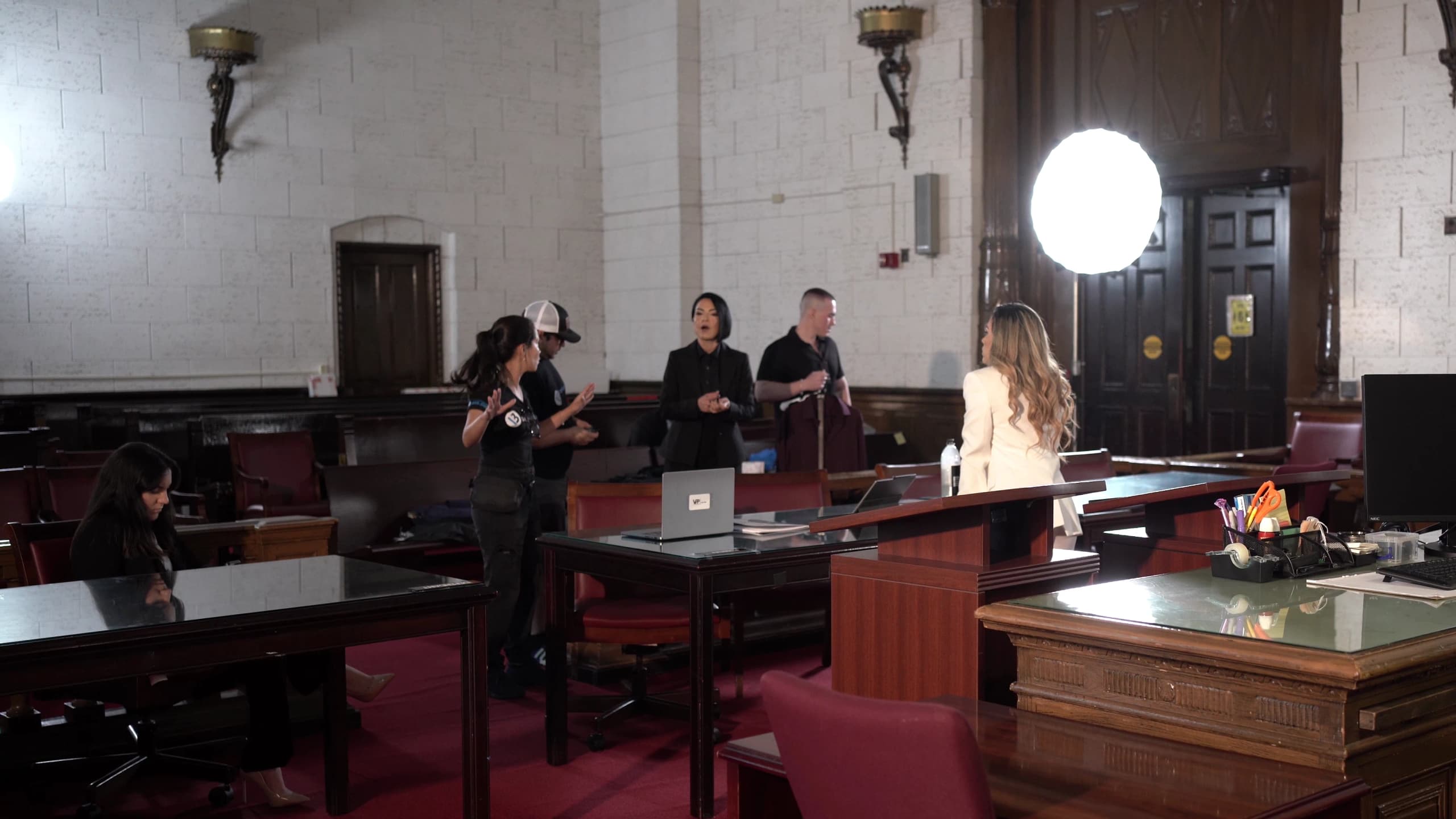 El equipo de Brito Marketing ilumina y dirige una escena del comercial de VPP Law Firm en una sala de corte.
