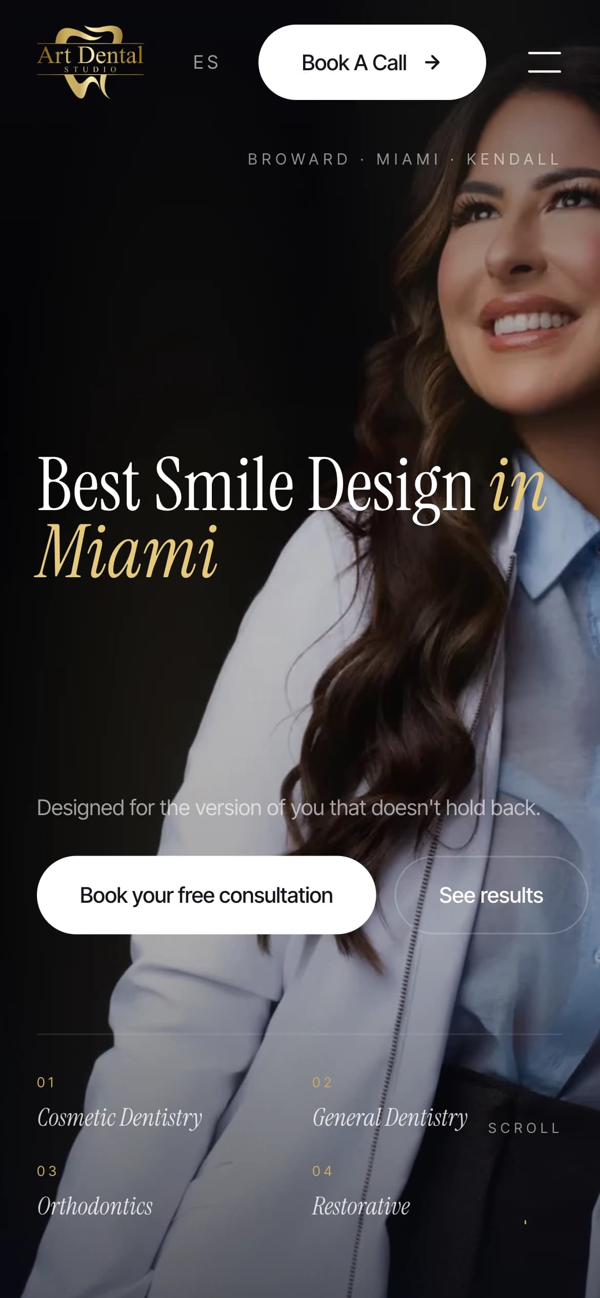 Portada de la web de Art Dental Studio en el teléfono, diseñada y desarrollada por Brito Marketing