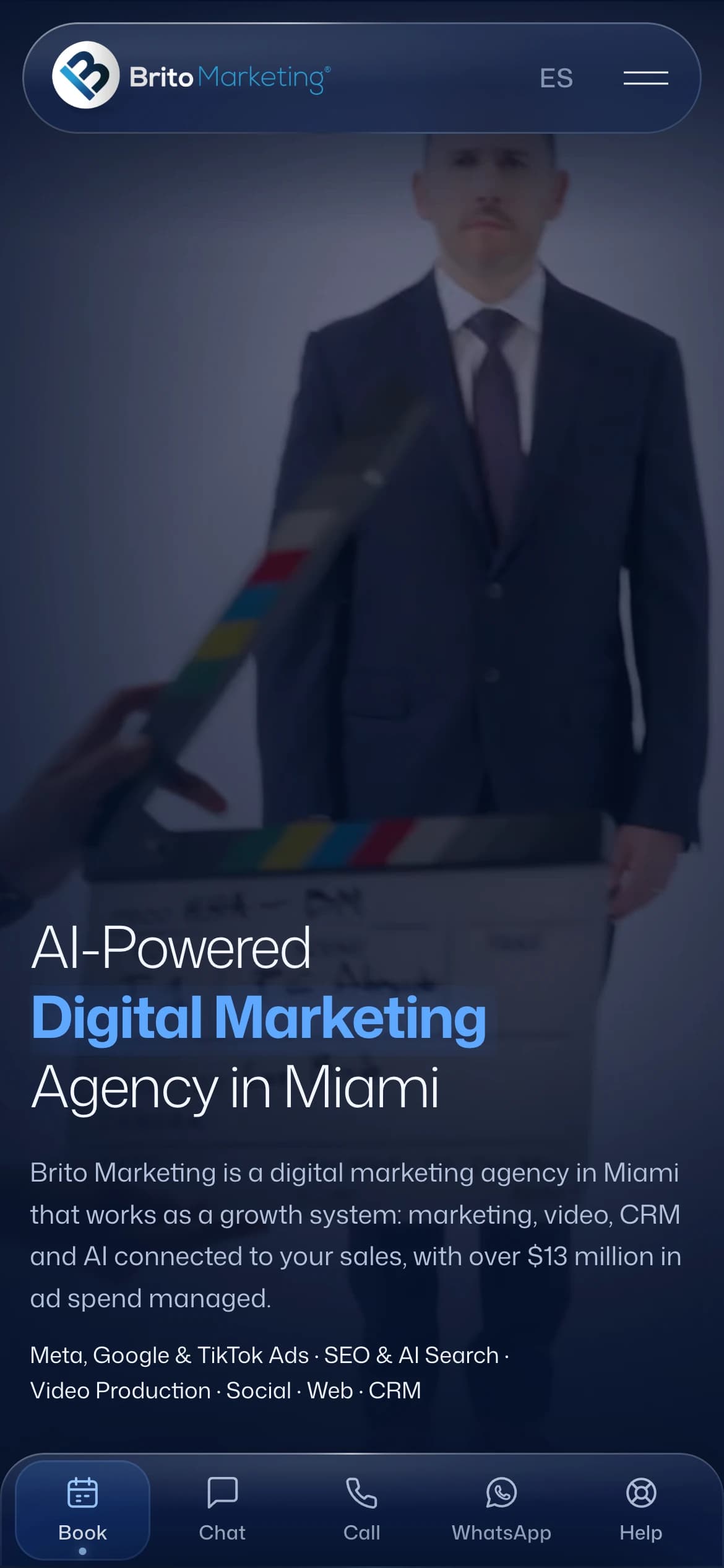 Portada de la web de Brito Marketing en el teléfono, diseñada y desarrollada por Brito Marketing