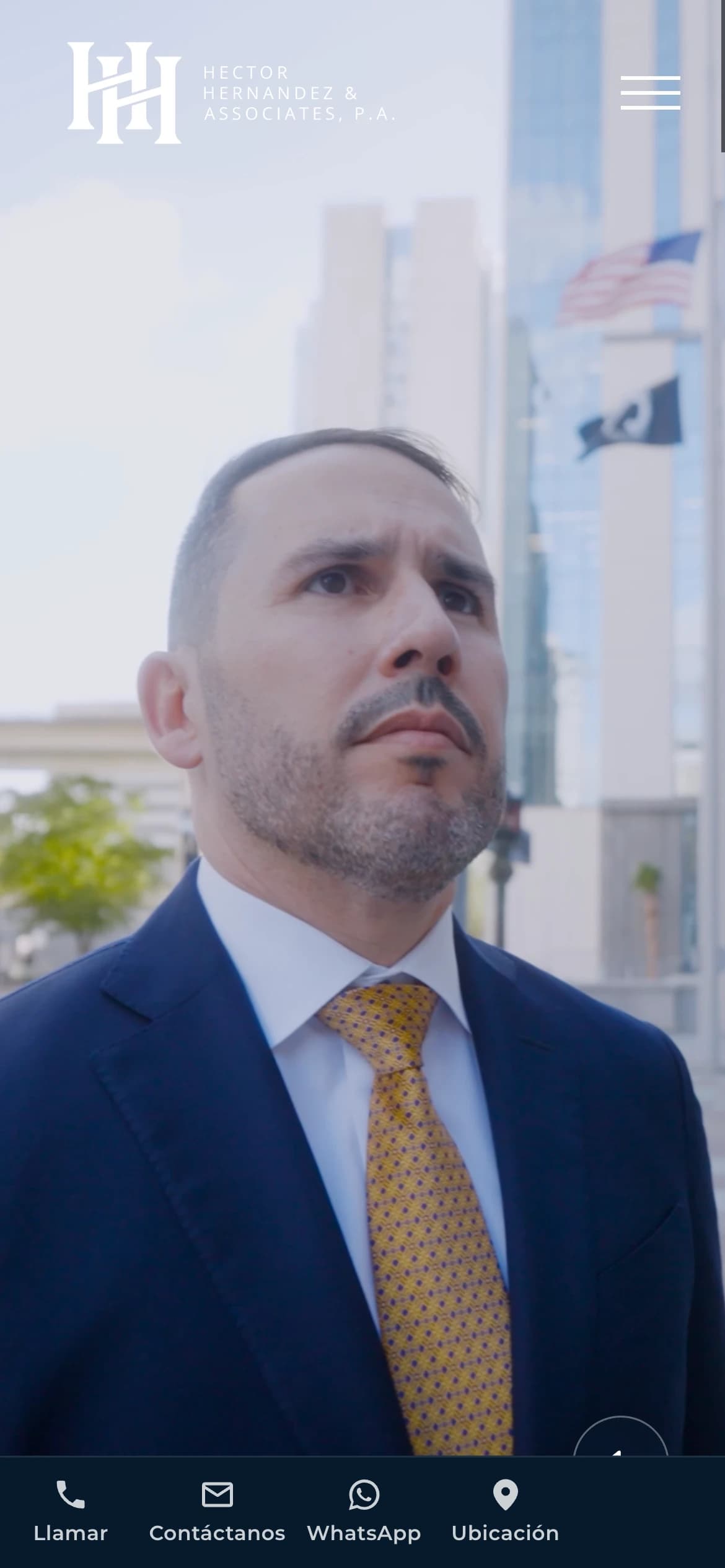 Portada de la web de Hector Hernandez & Associates en el teléfono, diseñada y desarrollada por Brito Marketing
