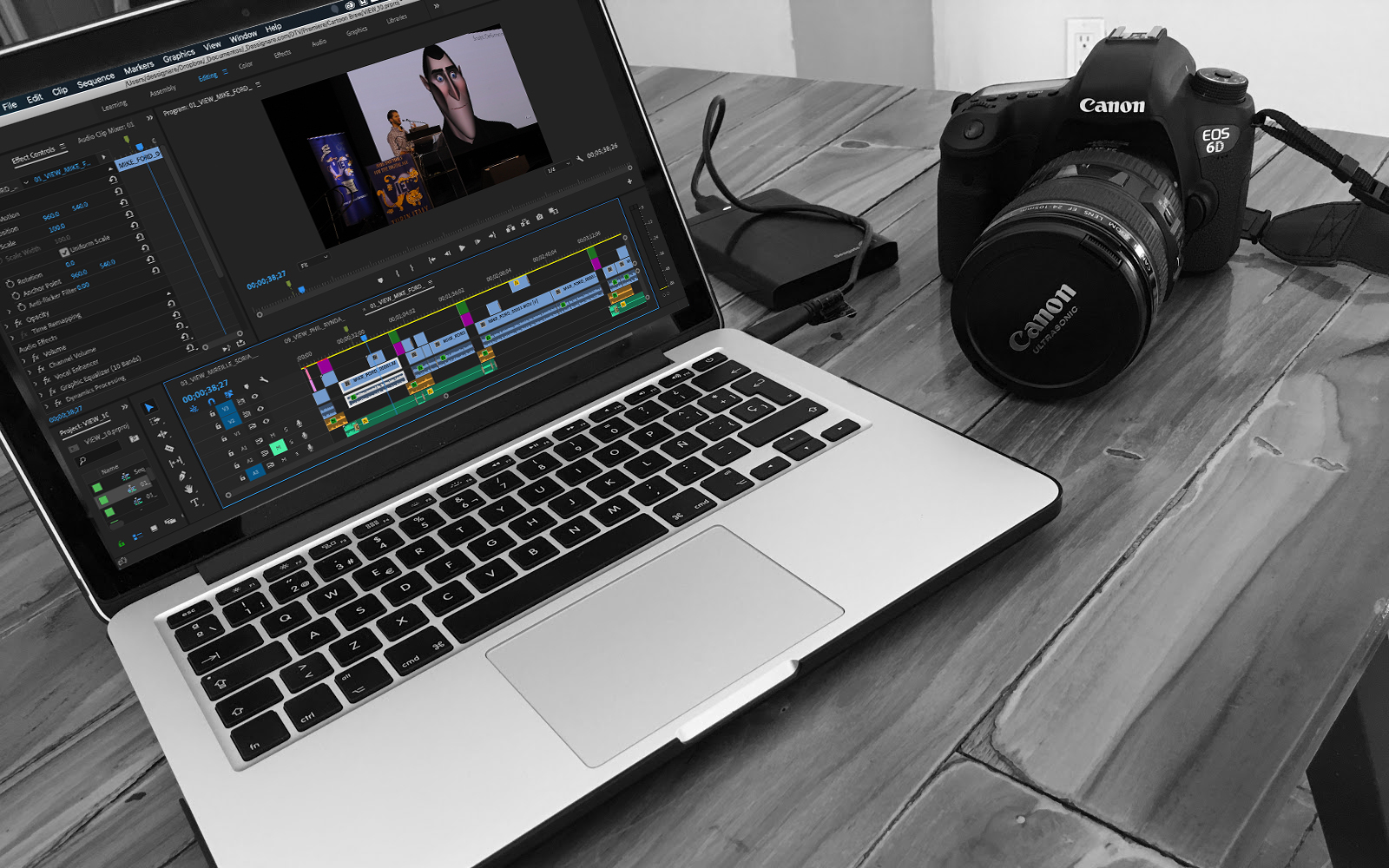 editando video en una laptop