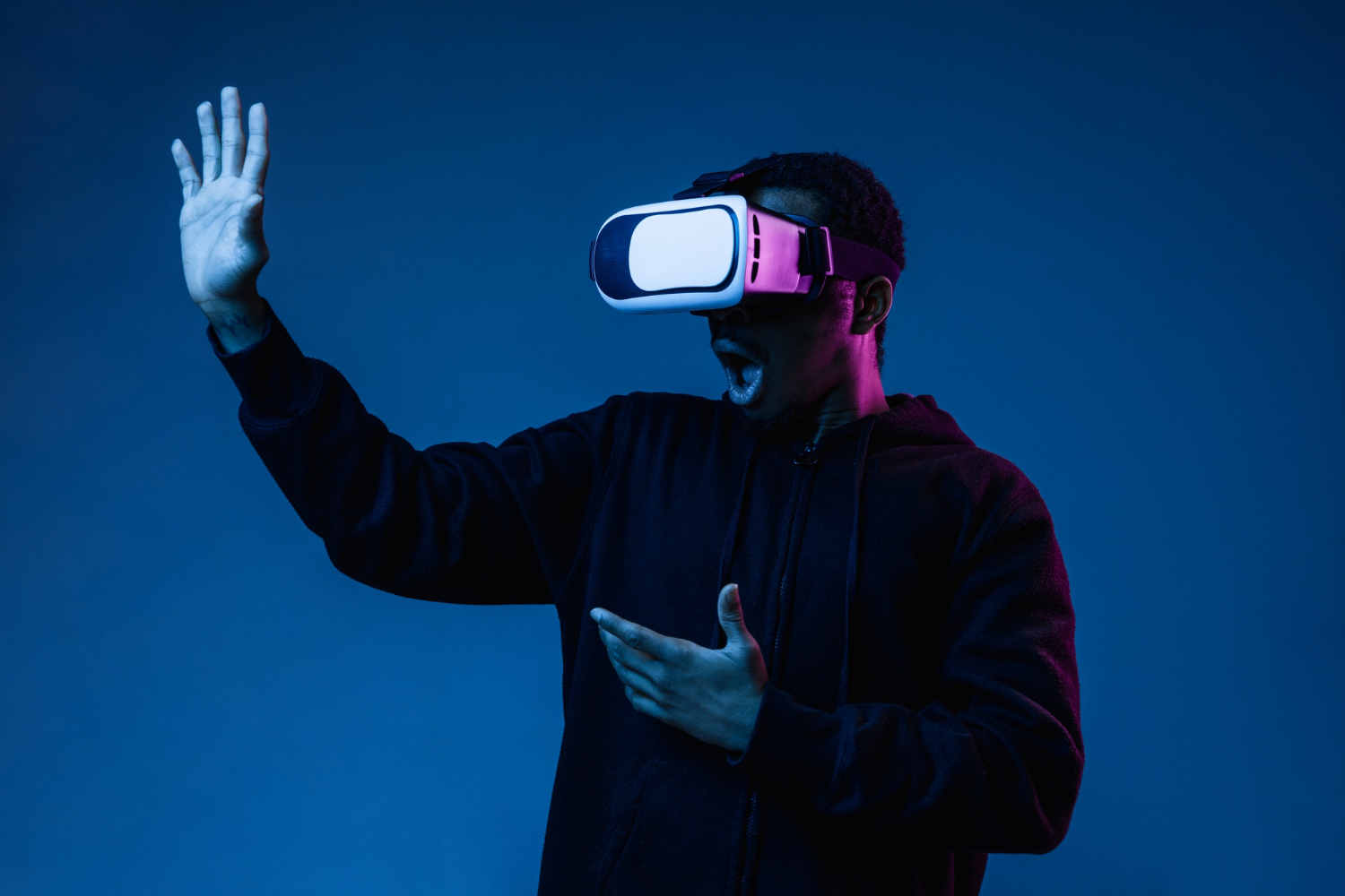 joven jugando gafas realidad virtual luz neon azul