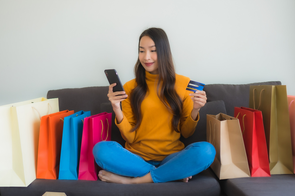 retrato joven mujer asiatica ordenador portatil telefono movil inteligente tarjeta credito compras linea